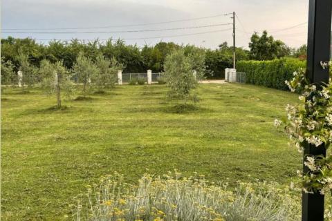 Istra,Loborika-kuća sa velikom okućnicom i garažom