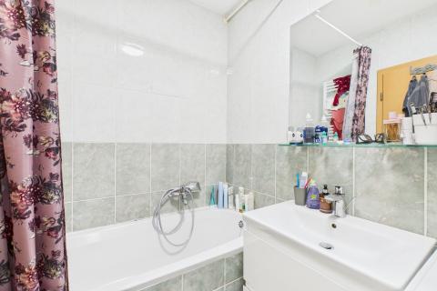 Zagreb, Oranice - dvosoban stan s lođom i parkingom