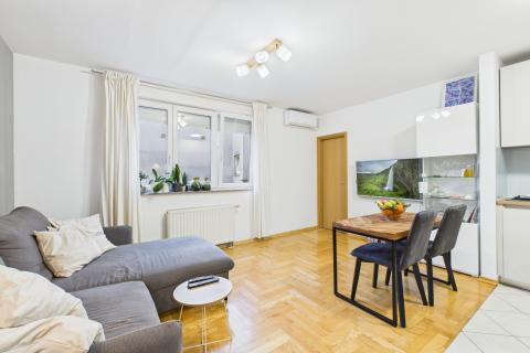 Zagreb, Oranice - dvosoban stan s lođom i parkingom