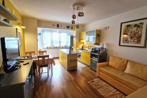 Istra, Pula, Centar - stan 62 m2, 2 balkona, parking, namje&scaron;ten