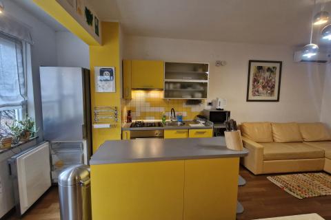 Istra, Pula, Centar - stan 62 m2, 2 balkona, parking, namje&scaron;ten