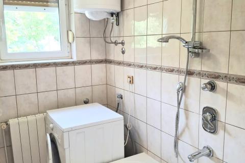 Rab, Palit- stan sa parkingom blizu mora