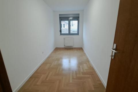 Zagreb, Dubrava - stan s 2 spavaće sobe, 2 parkirna mjesta, vrt