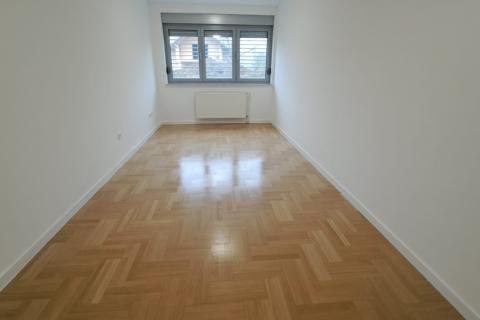 Zagreb, Dubrava - stan s 2 spavaće sobe, 2 parkirna mjesta, vrt