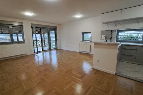 Zagreb, Dubrava - stan s 2 spavaće sobe, 2 parkirna mjesta, vrt