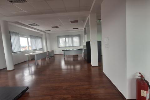 Iznajmljuje se moderan poslovni prostor u Lučkom