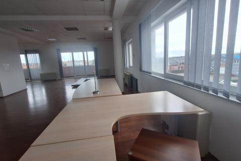 Iznajmljuje se moderan poslovni prostor u Lučkom