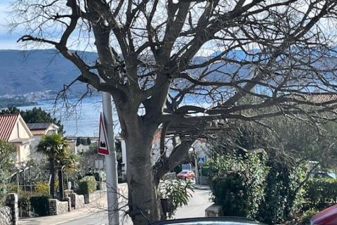 Krk-grad,etaža s pogledom,okućnica 245 m2