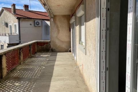 Krk-grad,etaža s pogledom,okućnica 245 m2