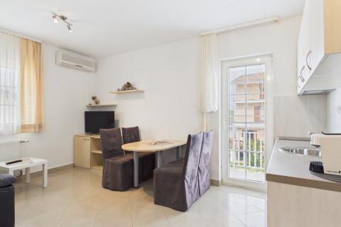 Rovinj - 4 apartmana, pogled na more, 500 m od plaže