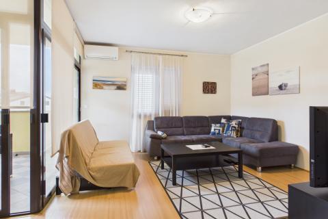 Rovinj, stan 86 m2, 2 spavaće sobe, parking, do centra