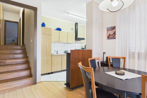 Rovinj, stan 86 m2, 2 spavaće sobe, parking, do centra