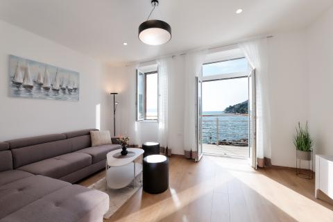 Opatija, Mo&scaron;ćenička Draga- stan za najam prvi red do mora