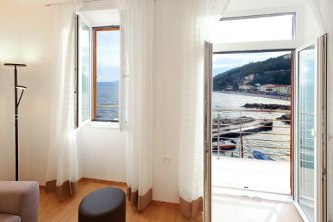 Opatija, Mo&scaron;ćenička Draga- stan za najam prvi red do mora