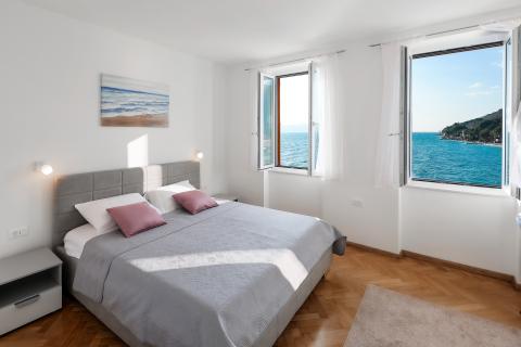 Opatija, Mo&scaron;ćenička Draga- stan za najam prvi red do mora