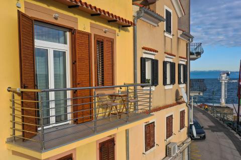 Opatija, Mo&scaron;ćenička Draga- stan za najam prvi red do mora