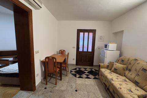 Grad Krk, dvosoban stan u prizemlju s okućnicom