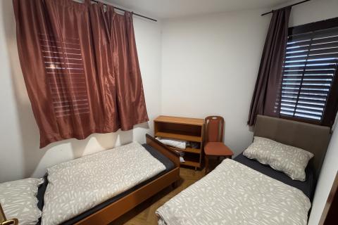 Grad Krk, dvosoban stan u prizemlju s okućnicom