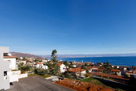 Opatija,Lovran- penthouse s garažom i okućnicom, blizu mora