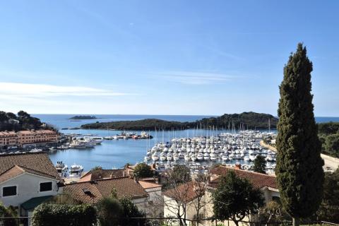 Vrsar, dvosoban stan sa velikom terasom