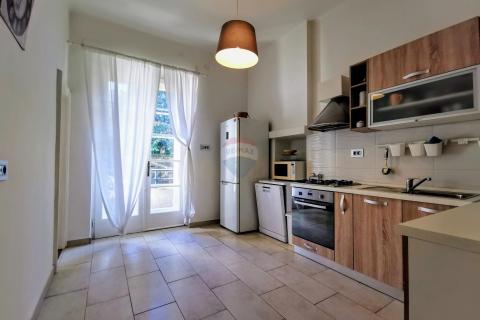 Rijeka, Centar, 3S+DB stan na drugom katu u zgradi s liftom