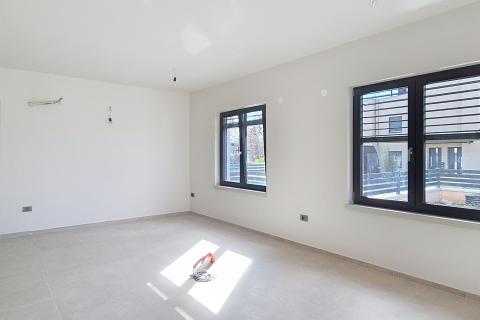 Istra, Poreč, trosoban stan sa vrtom u novogradnji