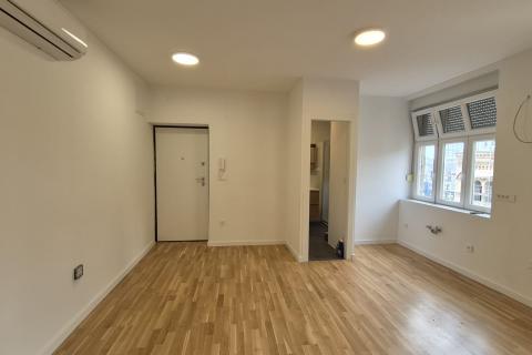 Zagreb, Centar -adaptiran stan s parkingom