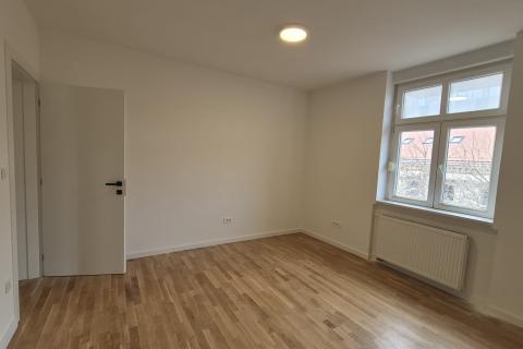 Zagreb, Centar -adaptiran stan s parkingom