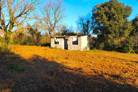 Rovinj, legalizirana prizemnica 31 m2 na 2300 m2 zemlji&scaron;ta