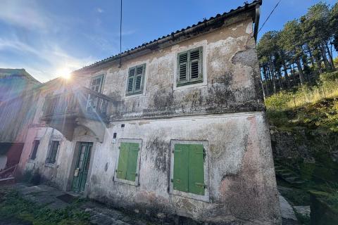 Rijeka, Studena, Kamena kuća s građevinskim terenom od 767m2