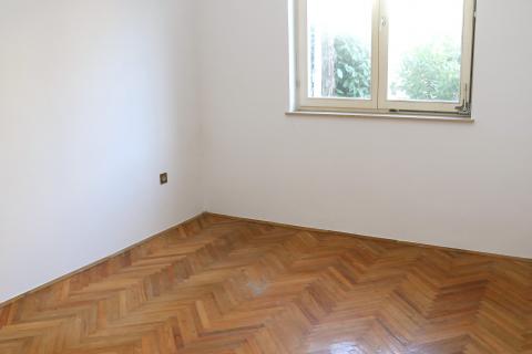 POREČ-stan u prizemlju s okućnicom