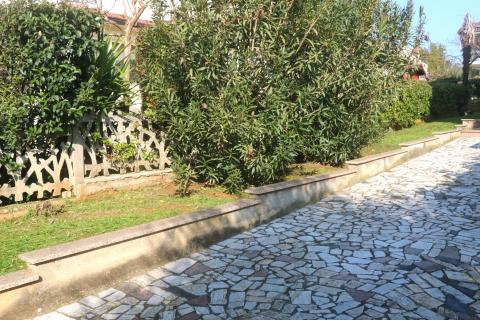 POREČ-stan u prizemlju s okućnicom