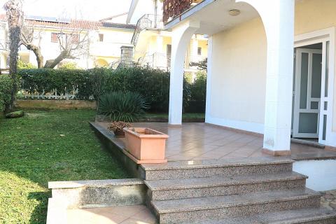 POREČ-stan u prizemlju s okućnicom