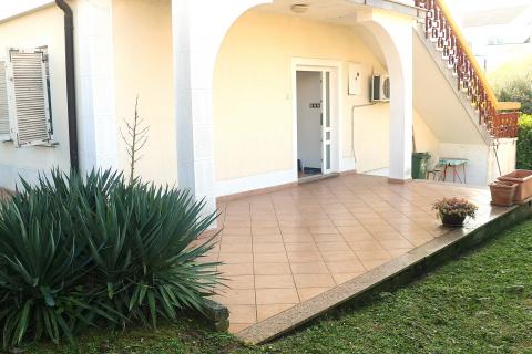 POREČ-stan u prizemlju s okućnicom