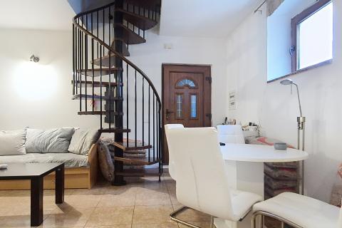 Istra, Vrsar - dvoetažni stan s terasom