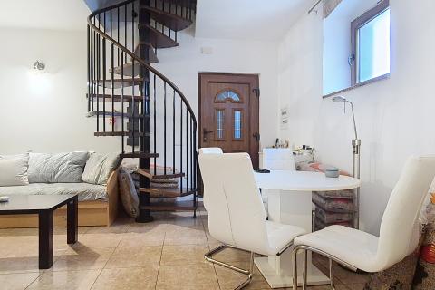 Istra, Vrsar - dvoetažni stan s terasom