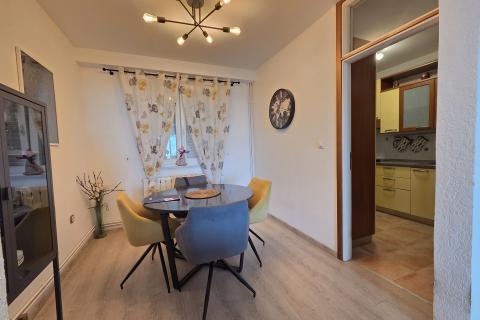 Rijeka, &Scaron;kurinje, Trosoban stan s balkonom, 84m2