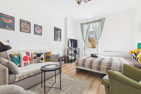 Zagreb, Donji Grad - mali stan 36 m2, tramvaj zona, vrt