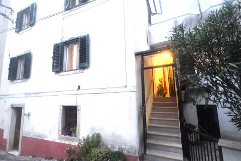 Istra,Brtonigla-Kamena istarska kuća u centru,balkon,mansarda