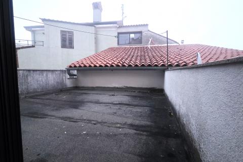 Istra,Brtonigla-Kamena istarska kuća u centru,balkon,mansarda