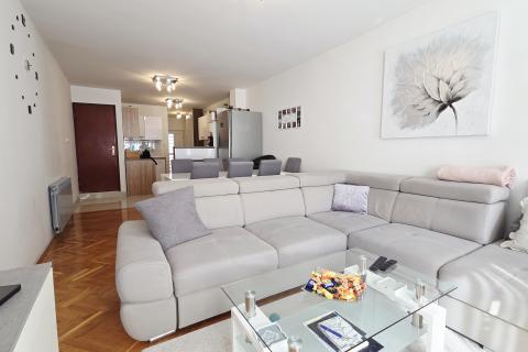 Tre&scaron;njevka, Rude&scaron; | Moderna obiteljska kuća, parking, garaža, grill - 235m&sup2; 