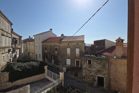 Krk, Omi&scaron;alj | Autentična kamena kuća s 2 spavaće sobe, terasa  