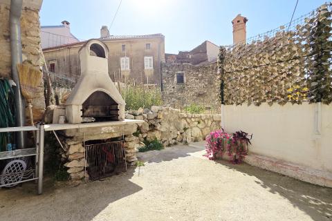 Krk, Omi&scaron;alj | Autentična kamena kuća s 2 spavaće sobe, terasa  