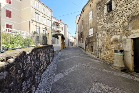 Krk, Omi&scaron;alj | Autentična kamena kuća s 2 spavaće sobe, terasa  