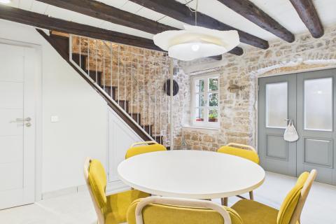 Istra, Bale - predivna nova kuća u starom gradu