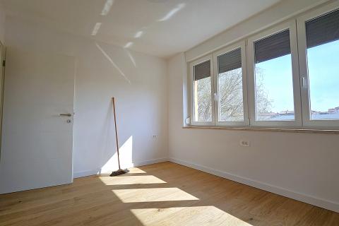 Istra, Umag centar- renoviran stan s pogledom na more