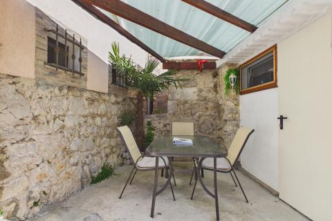 Krk, Omi&scaron;alj | Autentična kamena kuća s 2 spavaće sobe, terasa  