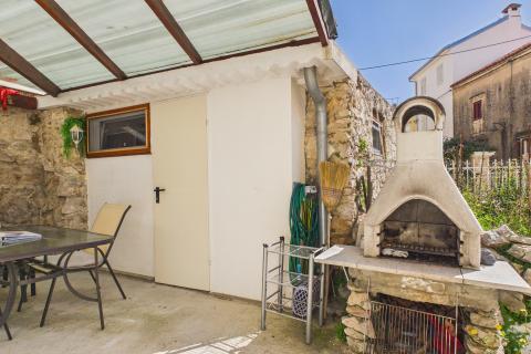 Krk, Omi&scaron;alj | Autentična kamena kuća s 2 spavaće sobe, terasa  