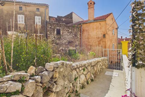 Krk, Omi&scaron;alj | Autentična kamena kuća s 2 spavaće sobe, terasa  