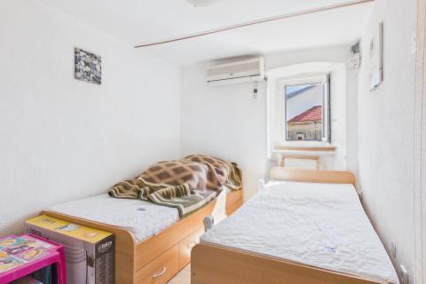 Krk, Omi&scaron;alj | Autentična kamena kuća s 2 spavaće sobe, terasa  